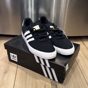 NWT Men’s Size 12 Skateboard Adidas Black and White Classic Sneakers